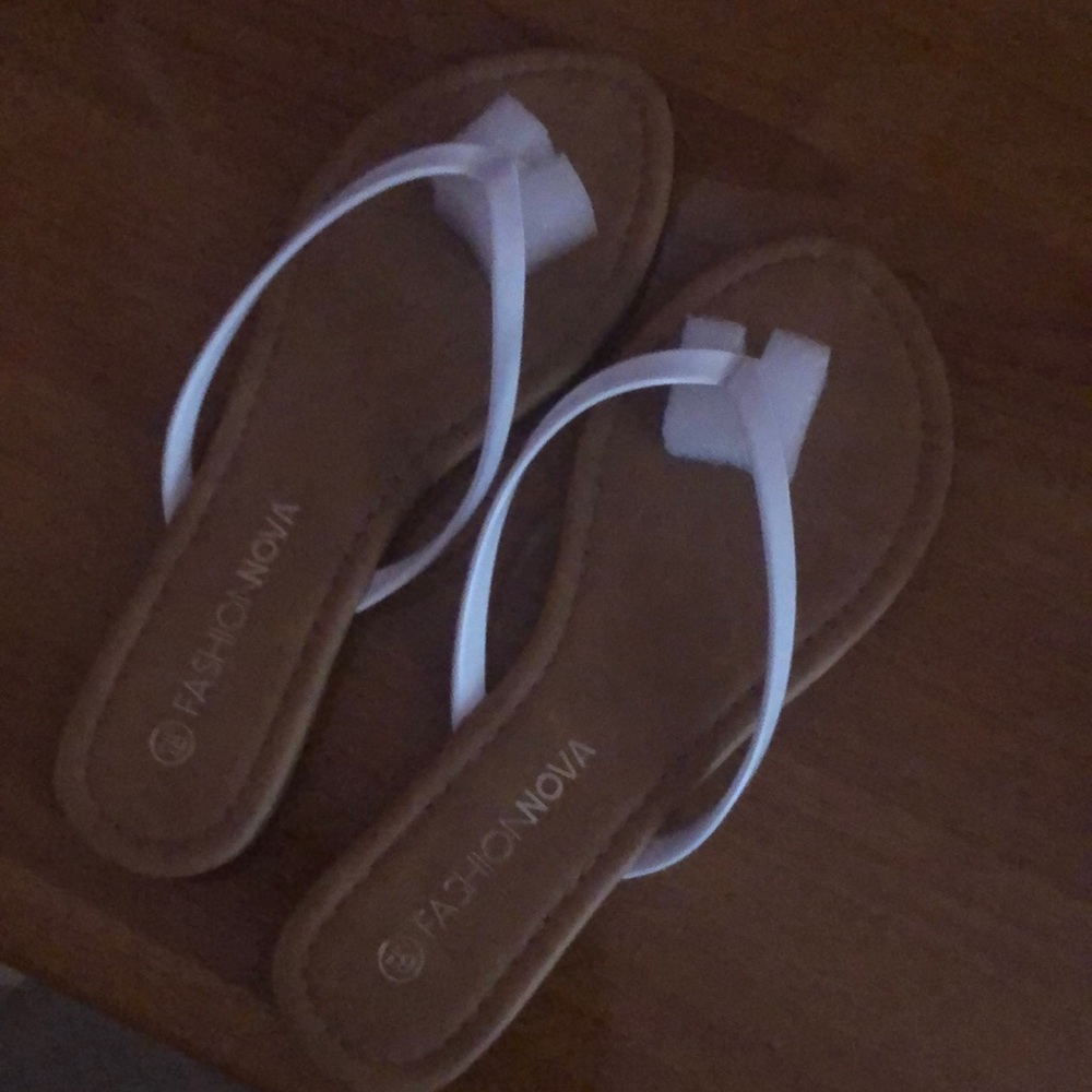FASHION NOVA brand new white flip flops Sz 6 1/2
